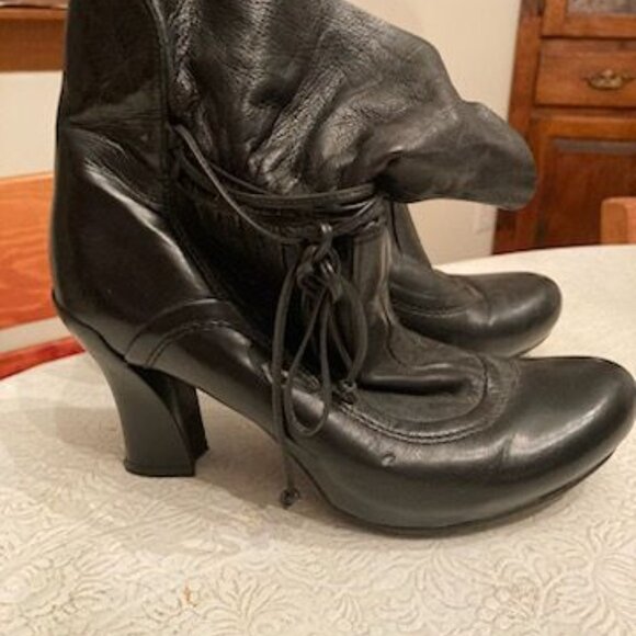 Stunning Earthies brand leather heeled boots add drama to any outfit Size 8.5M - Picture 3 of 8